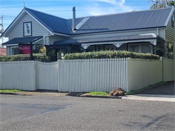 Roses On West Cottage - Greytown