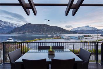 Queenstown Lakefront – 2BR Apt, Balcony & Parking - Queenstown