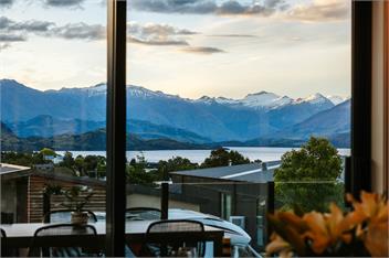 Korari House | Lake Views | Close to Town Centre | Sleeps 10 - Wanaka
