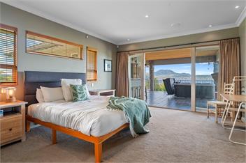Tauhara Sunrise - Spa pool with Mountain & Lake views! - Taupo