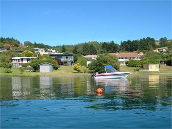 Waterfront Bach, 913 Acacia Bay Road, Taupo - Taupo