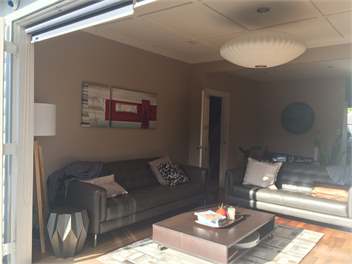 Entertainers delight close to beach - Auckland