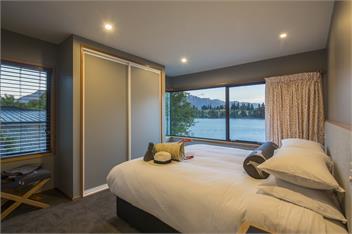 The Bay House - waterfront accommodation with hot tub - Queenstown