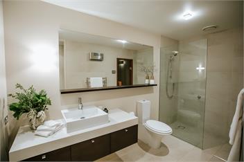 Lake Edge - Sleeps 6 - Lake & Mountain Views - Central Location - Wanaka