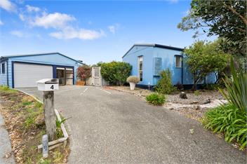 The Wee Blue Bach (Bachcare) - Waikanae Beach
