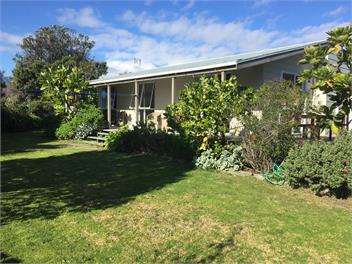 Puka Lodge Bach - Waikanae Beach