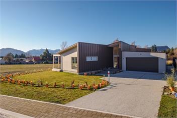 Spacious new holiday home, warm with lovely views - Wanaka