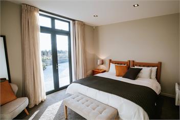 Mt Gold Retreat - Sleeps 8 - Spa Pool - Tennis Court - Wanaka
