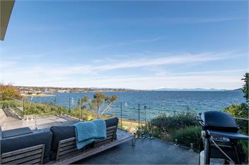 Linger Lakeside - Luxury Home above the Lake - Taupo