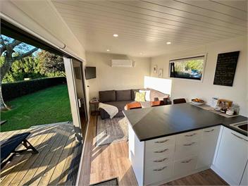 Modern One Bedroom Tiny Home with Full Kitchen - Auckland