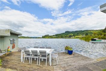 Lake Edge Holiday Home  .  - Rotorua