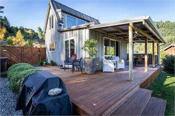 Private Cottage with Hot Tub & Amazing Lake Views - Queenstown