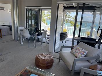 Paradise on The Strand. Waterfront Holiday Home - Bay of Islands