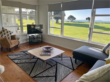 LOCATION! LOCATION! ...EPIC Beach Front Bach - Northland