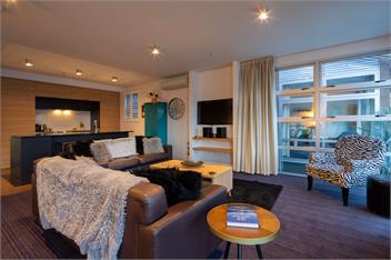 Queenstown Lakefront – 2BR Apt, Balcony & Parking - Queenstown