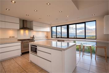 QT Paradise: Panoramic Views & Elegant Comfort - Queenstown
