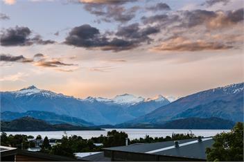 Korari House | Lake Views | Close to Town Centre | Sleeps 10 - Wanaka