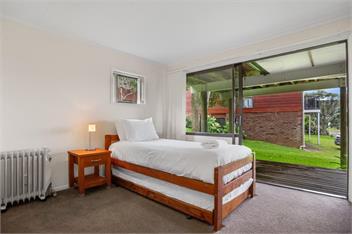 Sandy Feet Beach House - right across from Onemana Beach - 