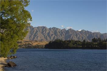 The Bay House - waterfront accommodation with hot tub - Queenstown
