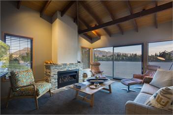 The Bay House - waterfront accommodation with hot tub - Queenstown