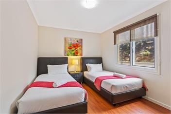 Large Home with Privacy and Views, Sleeps 12 - Melbourne