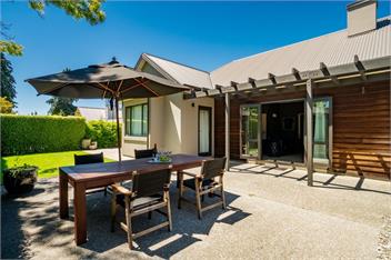 Modern Lake Haven (Bachcare) - Wanaka