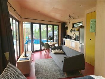 Stylish pool house with starter breakfast  - Christchuch 