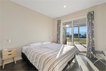 Spacious new holiday home, warm with lovely views - Wanaka
