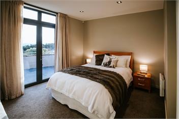Mt Gold Retreat - Sleeps 8 - Spa Pool - Tennis Court - Wanaka