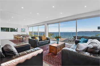 Linger Lakeside - Luxury Home above the Lake - Taupo