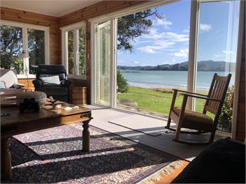 Oakura Bay Absolute-Beachfront Holiday Home - Northland