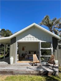 Matarangi Beach Retreat - 5 bdrms, walk to beach, outdoor bath & shower! - Matarangi
