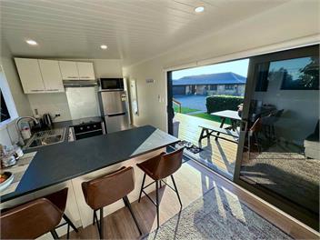 Modern One Bedroom Tiny Home with Full Kitchen - Auckland