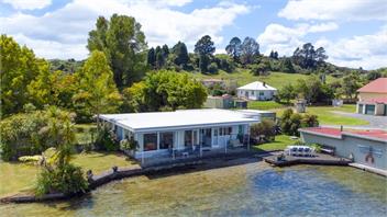 Lake Edge Holiday Home  .  - Rotorua