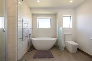 Surfdale Sunspot: Spa Escape Waiheke - Waiheke Island