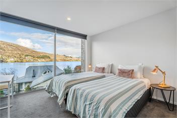 Luxurious Lakefront House with Panoramic Mountain Views - Queenstown