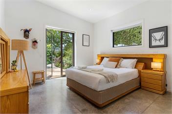 The Grass is Greener Getaway - Private Hot Tub - Whangamata