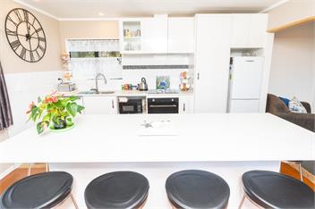 Comfy Raglan Base — Walk to Beach & Village - Roberts St - Family home (Upstairs) - Raglan