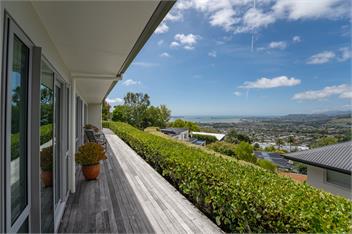 MODERN HILL TOP HOUSE | Amazing Views & Space | Sleeps 10 -