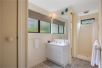 Sandy Feet Beach House - right across from Onemana Beach - 