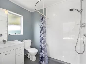 Waitarere Beach Bach. Pet friendly -