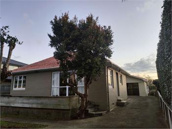 7 Beds including 4 Double Beds, 1 Single Bed, 2 Double Sofa Beds House A -