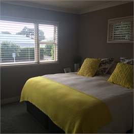 Entertainers delight close to beach - Auckland