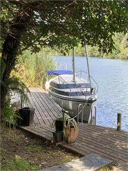 Couples Getaway-Lake Edge with private jetty- Okere Falls -