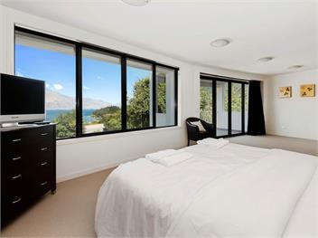 Lake and Mountain Ridge (Bachcare) - Queenstown