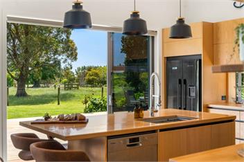 The Grass is Greener Getaway - Private Hot Tub - Whangamata