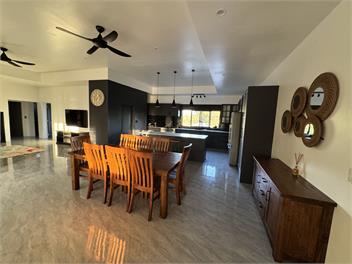 Runway Retreat by the Mountains - Nikao