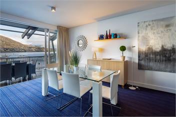 Queenstown Lakefront – 2BR Apt, Balcony & Parking - Queenstown