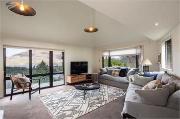 QT Paradise: Panoramic Views & Elegant Comfort - Queenstown