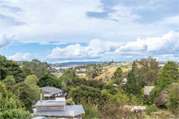 Comfy Raglan Base — Walk to Beach & Village - Roberts St - Family home (Upstairs) - Raglan